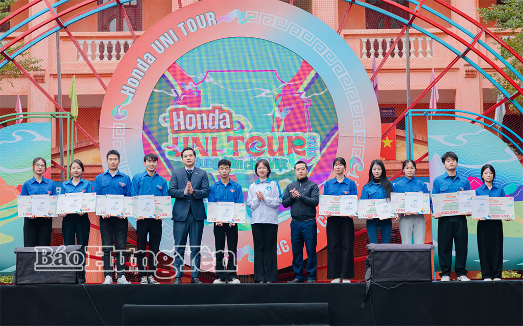 Trung tâm Hỗ trợ và Phát triển Sinh viên Việt Nam trao 10 suất học bổng tặng sinh viên tỉnh Hưng Yên. 