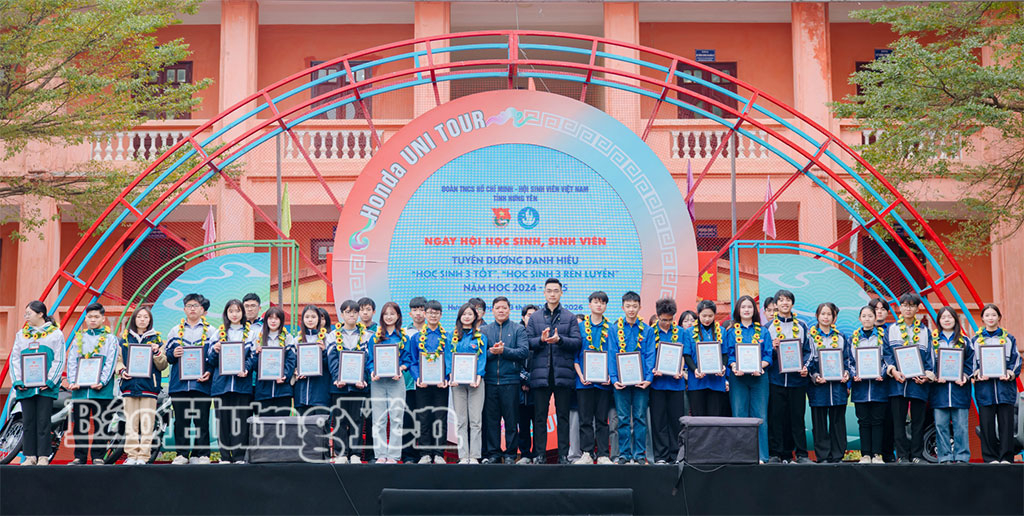 Đại diện Tỉnh đoàn trao tặng chứng nhận đạt danh hiệu 