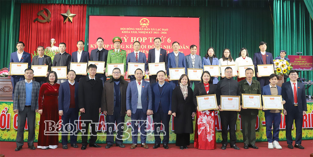Các đại biểu chụp ảnh lưu niệm với các tập thể, cá nhân có thành tích xuất sắc trong hoạt động của HĐND xã khóa XXII, nhiệm kỳ 2021 -2026.