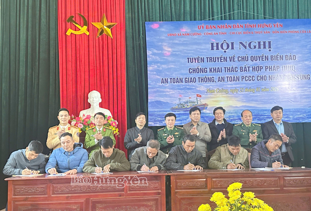 Các chủ tàu thuyền ký cam kết về thực hiện các quy định của Nhà nước về chống khai thác IUU.