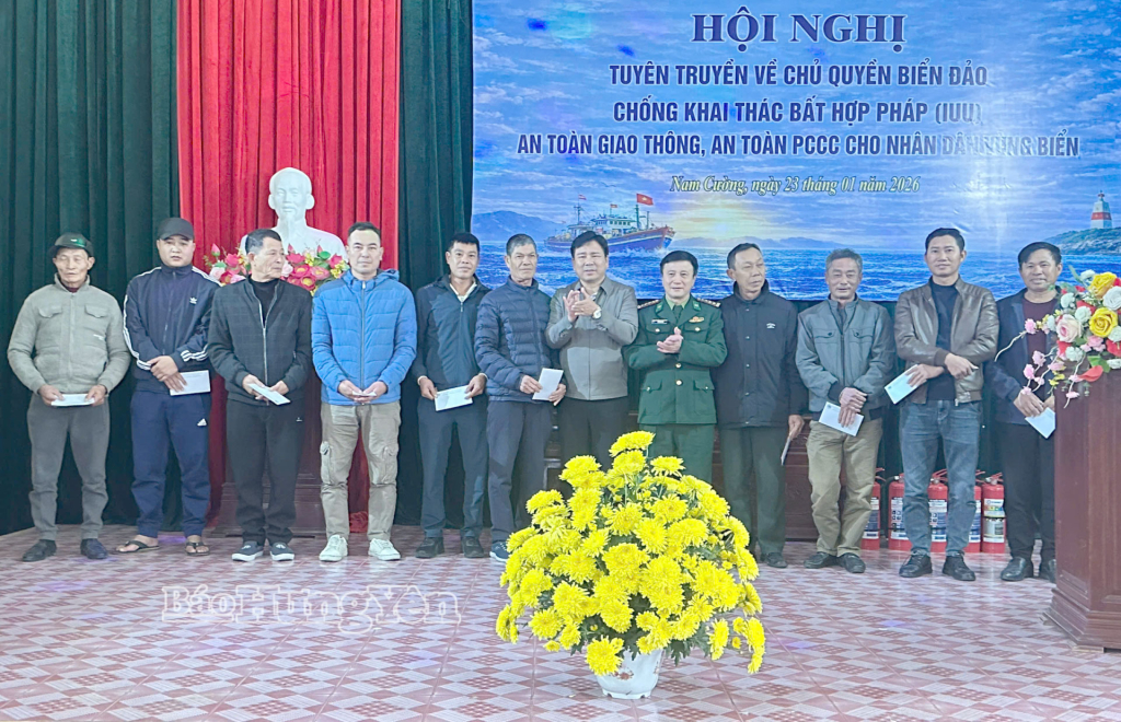 Lãnh đạo Ban Chỉ huy Bộ đội Biên phòng tỉnh trao quà tặng ngư dân xã Nam Cường.