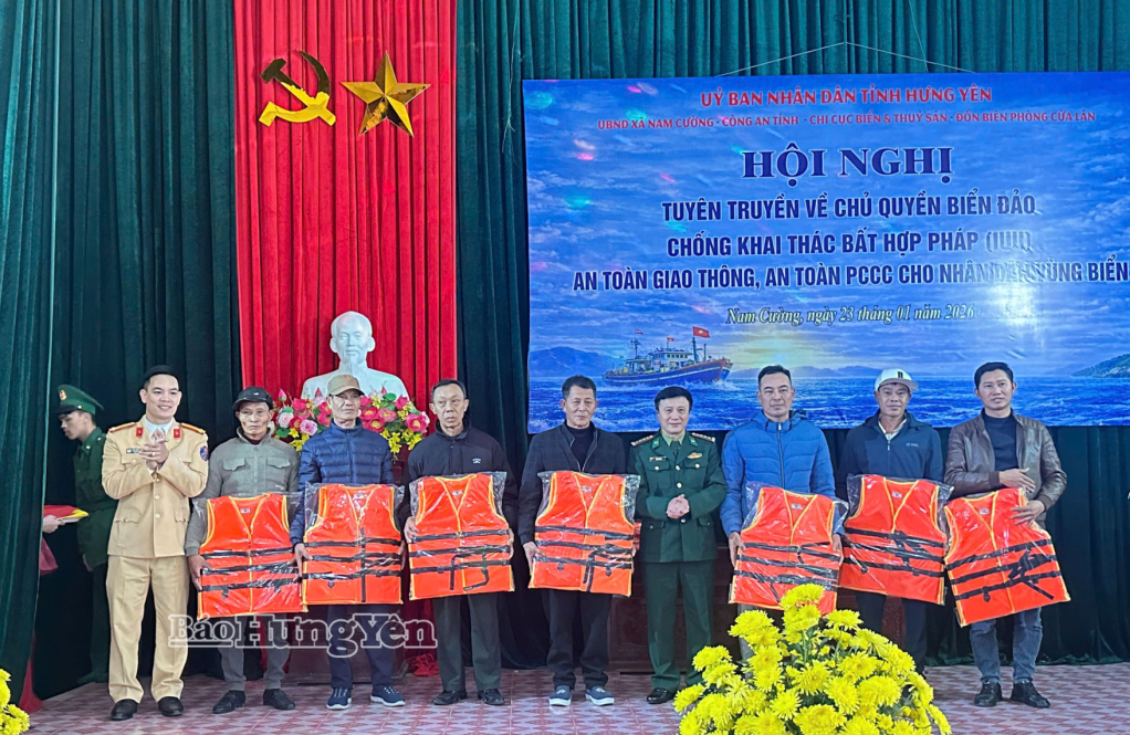 Phòng Cảnh sát giao thông Công an tỉnh tặng áo phao cho ngư dân xã Nam Cường.
