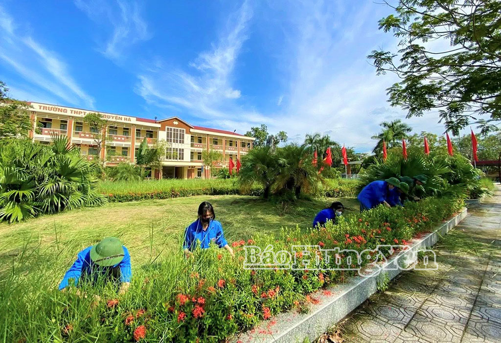 Đoàn viên, thanh niên là học sinh Trường THPT Bắc Duyên Hà tham gia vệ sinh môi trường.