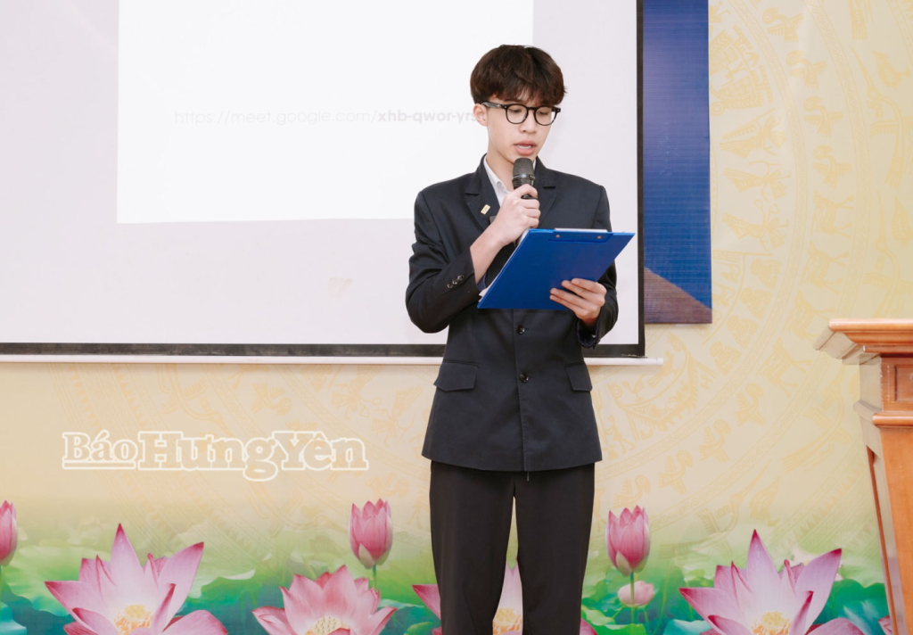 Đại diện nh&oacute;m nghi&ecirc;n cứu tr&igrave;nh b&agrave;y b&aacute;o c&aacute;o kết quả khảo s&aacute;t tại buổi tọa đ&agrave;m.