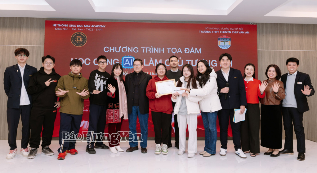 Trao giải thưởng cho học sinh đoạt giải cuộc thi &ldquo;Tạo b&agrave;i h&aacute;t quảng b&aacute; văn h&oacute;a địa phương bằng AI&rdquo; tại Trường TH &ndash; THCS - THPT May Academy (H&agrave; Nội).