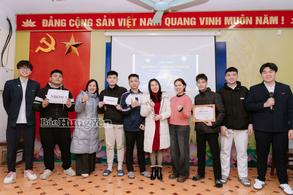 Trao giải thưởng cho nh&oacute;m học sinh đoạt giải cuộc thi &ldquo;Tạo b&agrave;i h&aacute;t quảng b&aacute; văn h&oacute;a địa phương bằng AI&rdquo; tại Trung t&acirc;m Gi&aacute;o dục nghề nghiệp - Gi&aacute;o dục thường xuy&ecirc;n Kim Động (Hưng Y&ecirc;n).