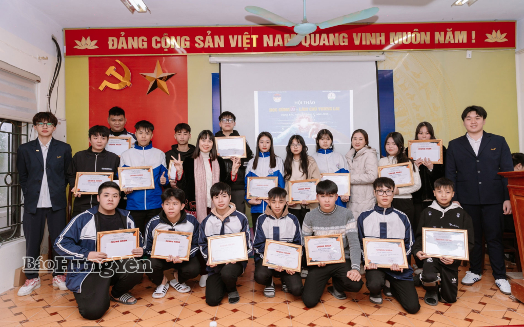 C&aacute;c em học sinh Trung t&acirc;m Gi&aacute;o dục nghề nghiệp - Gi&aacute;o dục thường xuy&ecirc;n Kim Động (Hưng Y&ecirc;n) phấn khởi với kết quả cuộc thi &ldquo;Tạo b&agrave;i h&aacute;t quảng b&aacute; văn h&oacute;a địa phương bằng AI&rdquo;.