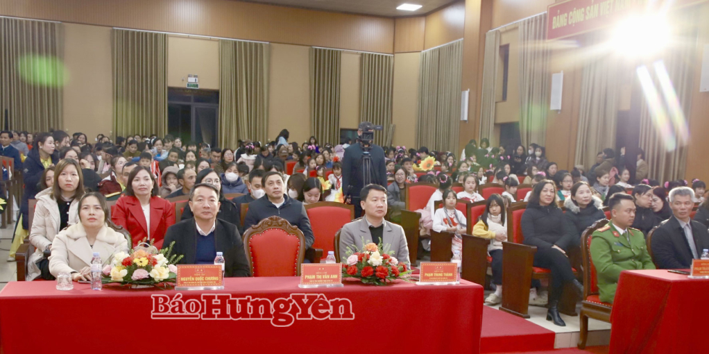 Các đại biểu tham dự chương trình.