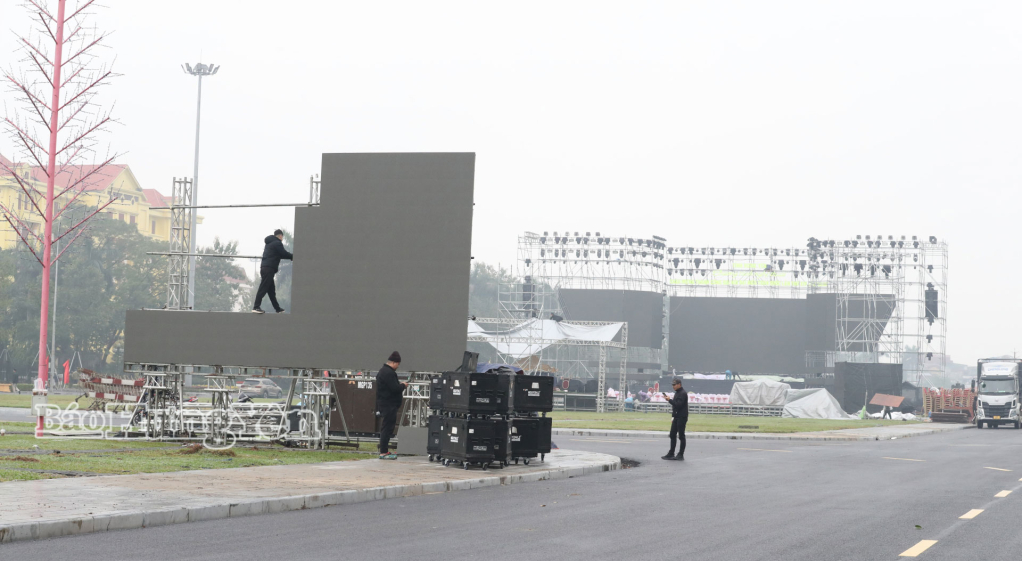 Lắp đặt thêm màn hình phục vụ chương trình nghệ thuật.