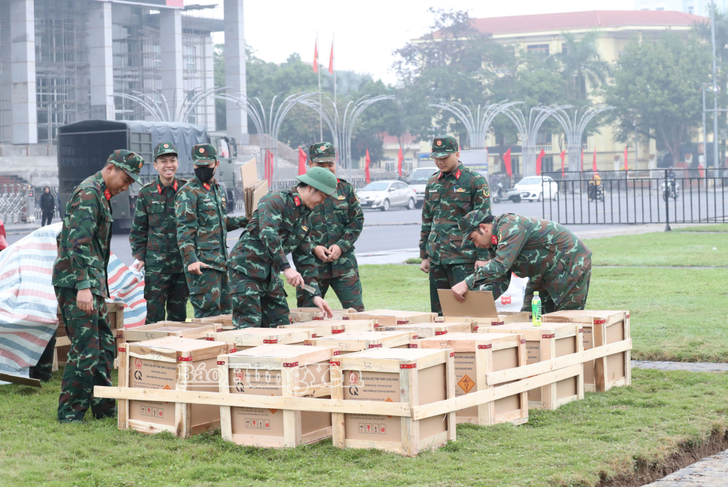 Cán bộ, chiến sĩ Bộ CHQS tỉnh chuẩn bị cho màn bắn pháo hoa.