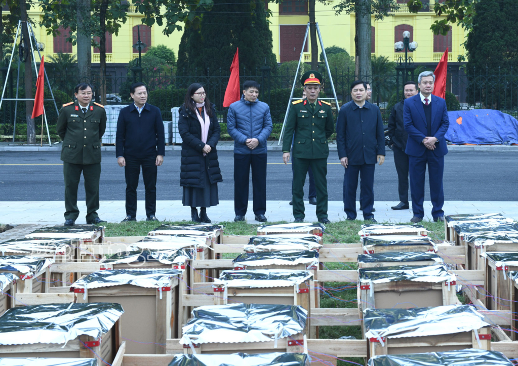 Các đại biểu kiểm tra công tác chuẩn bị bắn pháo hoa.