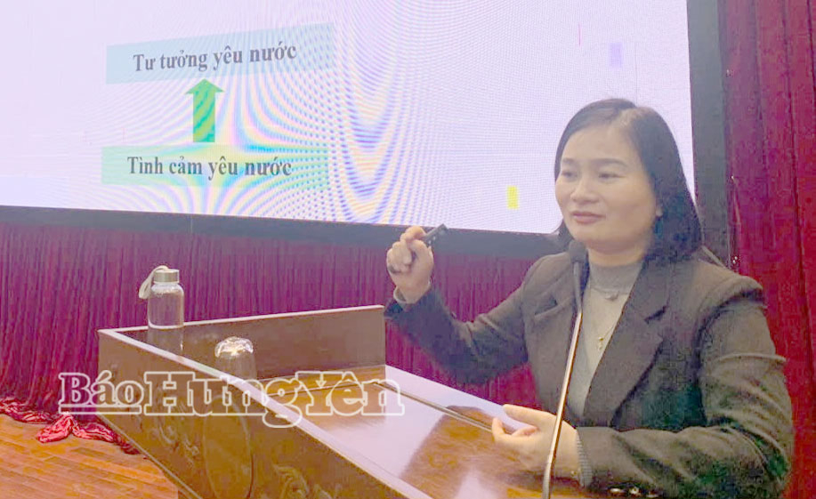 Giảng viên Trung tâm Chính trị xã Thụy Anh truyền đạt kiến thức tại lớp bồi dưỡng.