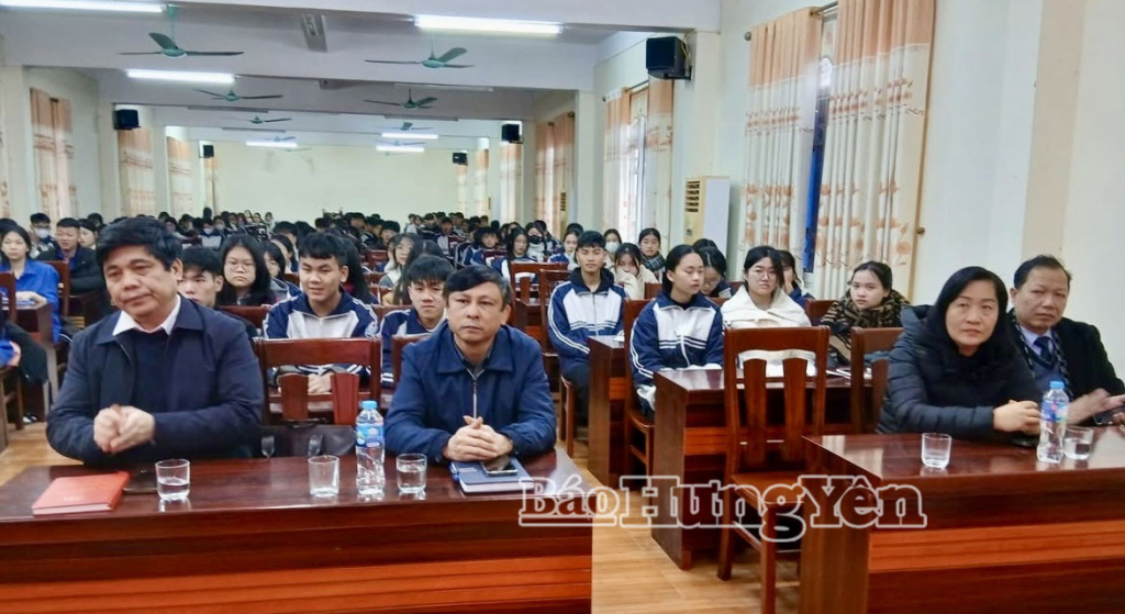 Các đại biểu dự lễ khai giảng. 