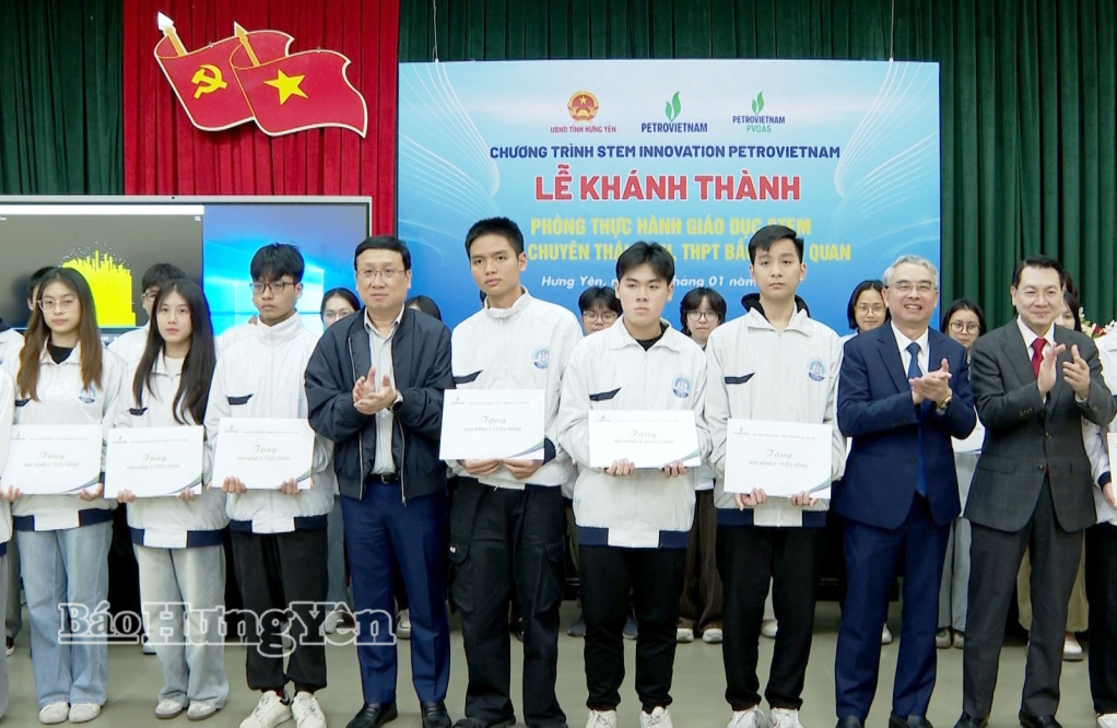 30 học sinh Trường THPT Chuyên Thái Bình được nhận học bổng.