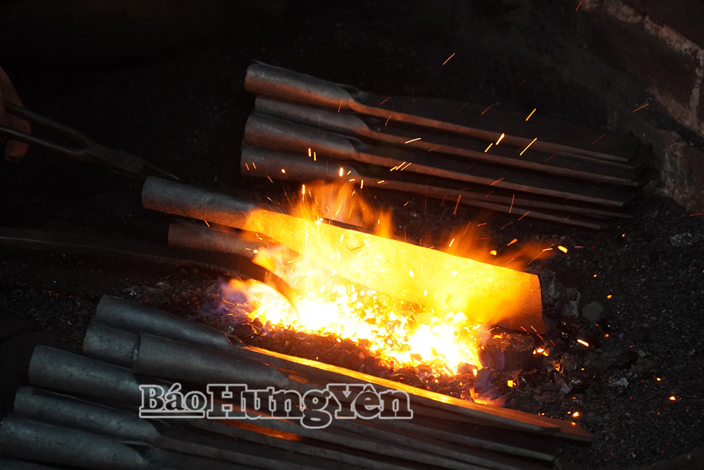 Công đoạn rút mép dao.