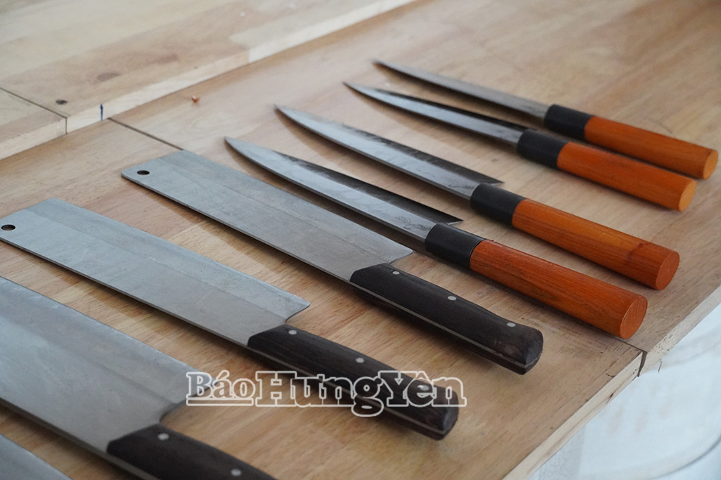 Sản phẩm dao của cơ sở sản xuất hộ anh Phạm Ngọc Trìu (thôn An Tiêm, xã Tây Thụy Anh)