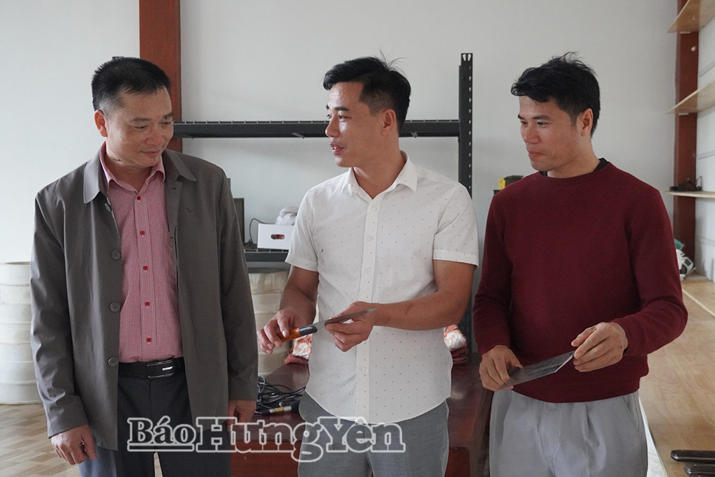 Anh Phạm Ngọc Trìu (đứng giữa), ở thôn An Tiêm, xã Tây Thụy Anh, giới thiệu sản phẩm.