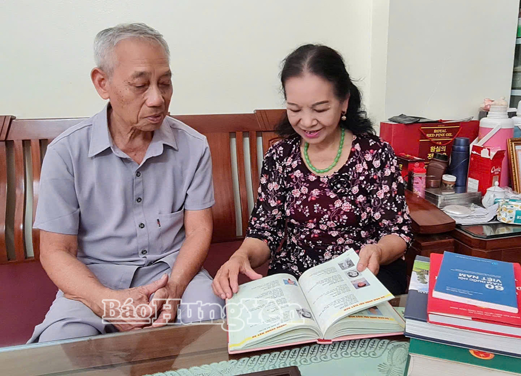 Nguyên ĐBQH Đỗ Thị Thu Hiền cùng chồng xem lại những tài liệu về hành trình vẻ vang của Quốc hội Việt Nam.