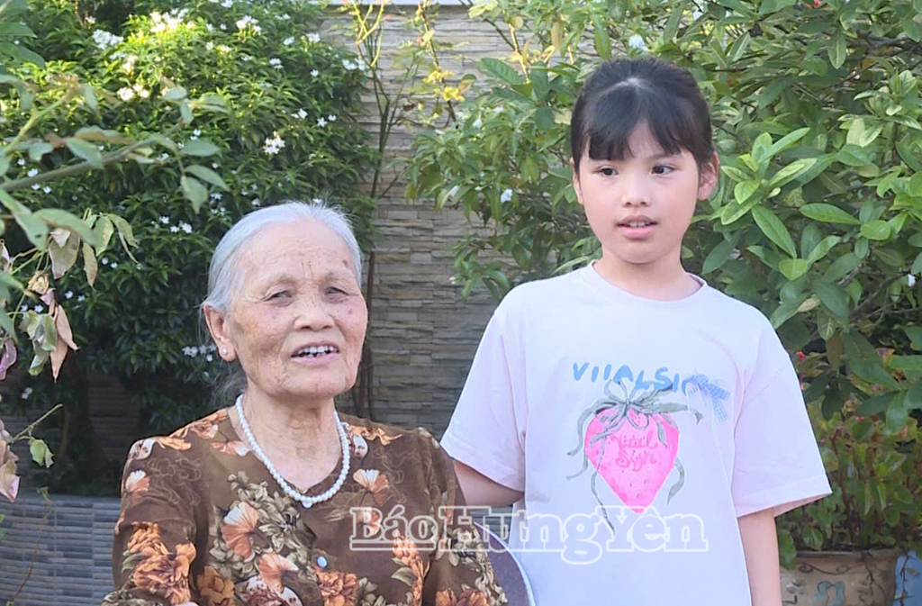 Nguyên ĐBQH Phan Thị Ngoạn kể cho cháu nghe về những lần được đi dự các kỳ họp Quốc hội tại Thủ đô Hà Nội.