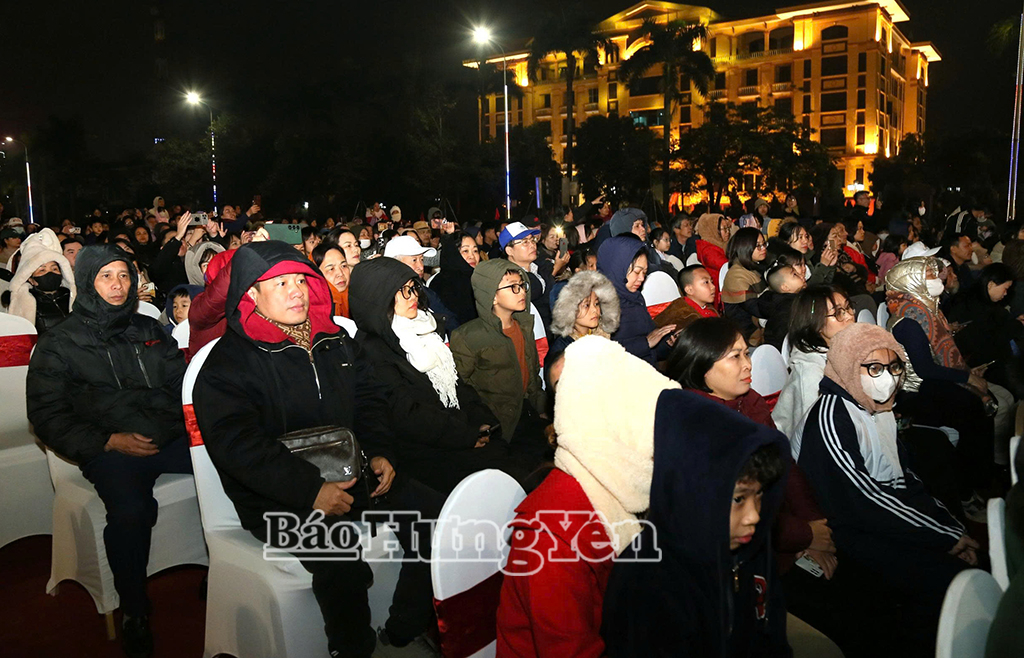 Cán bộ, chiến sĩ lực lượng vũ trang tỉnh và đông đảo người dân tham dự chương trình nghệ thuật. 