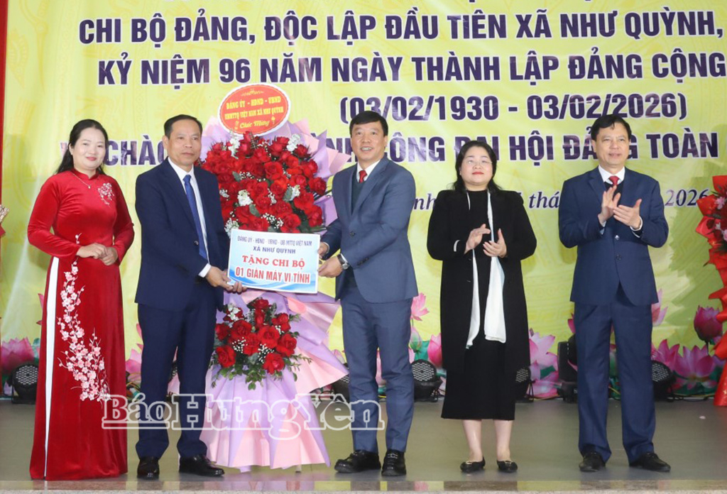 Thường trực Đảng ủy xã Như Quỳnh tặng hoa chúc mừng Chi bộ thôn Ngải Dương.