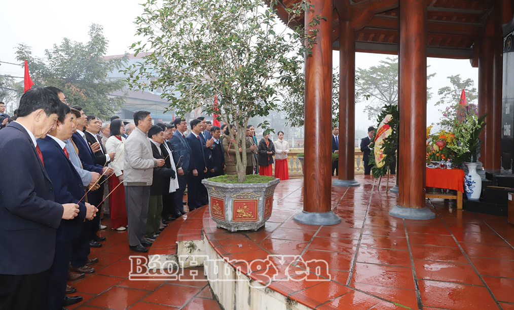 Các đại biểu thành kính dâng hương Nhà bia Liệt sĩ thôn Ngải Dương.