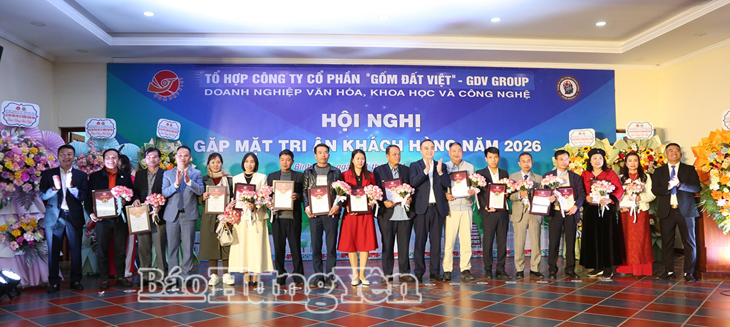 Công ty Cổ phần Gốm Đất Việt và Công ty Cổ phần Gạch ngói Đất Việt khen thưởng các nhà phân phối gạch, ngói đạt doanh thu cao nhất năm 2025.