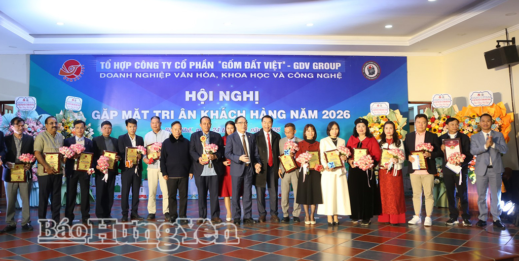 Lãnh đạo Tổ hợp Công ty Cổ phần Gốm Đất Việt và các đại biểu trao tặng kỷ niệm chương tri ân các nhà phân phối trong nước và quốc tế tiêu biểu.