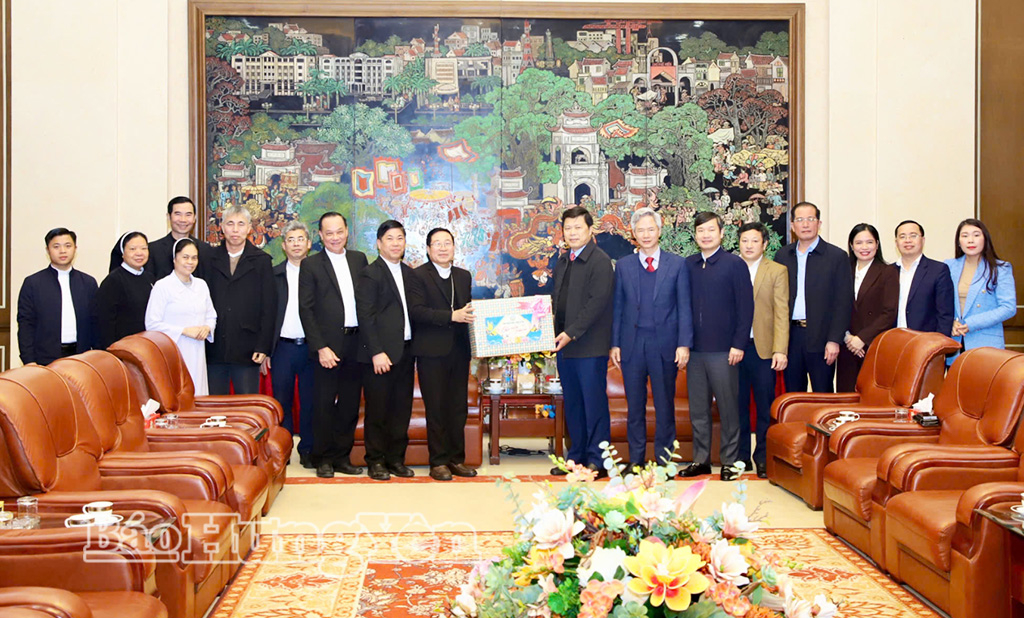 Đoàn đại biểu Tòa Giám mục Giáo phận Thái Bình tặng quà, chúc Tết Tỉnh ủy.