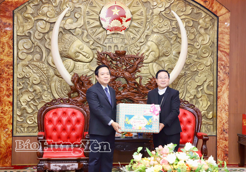 Đoàn đại biểu Tòa Giám mục Giáo phận Thái Bình tặng quà, chúc Tết UBND tỉnh.