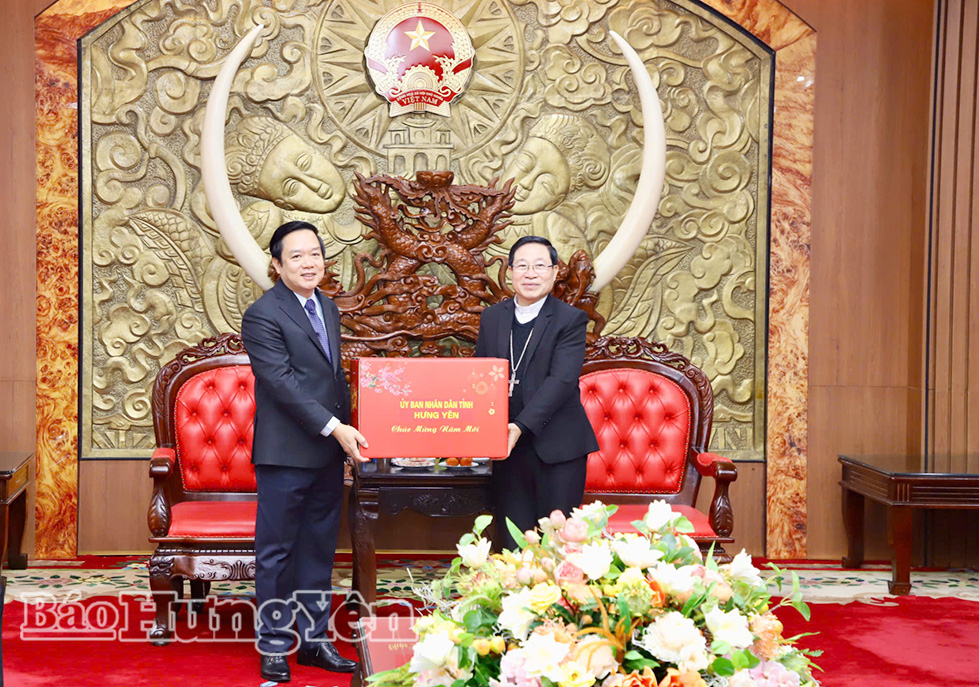 Đồng chí Phạm Quang Ngọc, Ủy viên Ban Chấp hành Trung ương Đảng, Phó Bí thư Tỉnh ủy, Chủ tịch UBND tỉnh tặng quà Tòa Giám mục Giáo phận Thái Bình.