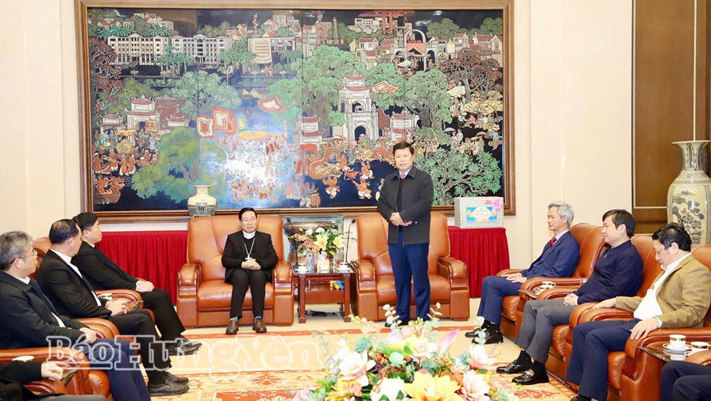 Đồng chí Trần Quốc Toản, Phó Bí thư Thường trực Tỉnh ủy, Chủ tịch Ủy ban MTTQ Việt Nam tỉnh phát biểu đáp từ.