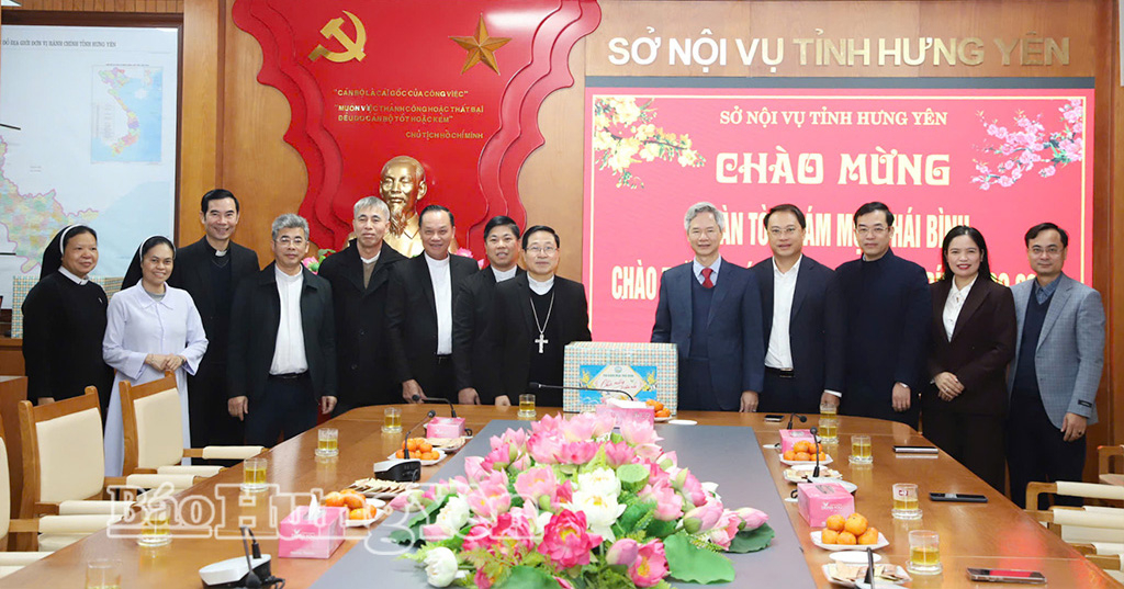 Đoàn đại biểu Tòa Giám mục Giáo phận Thái Bình tặng quà, chúc tết Sở Nội vụ.