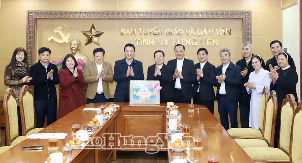 Đoàn đại biểu Tòa Giám mục Giáo phận Thái Bình tặng quà, chúc tết Ban Tuyên giáo và Dân vận Tỉnh ủy.