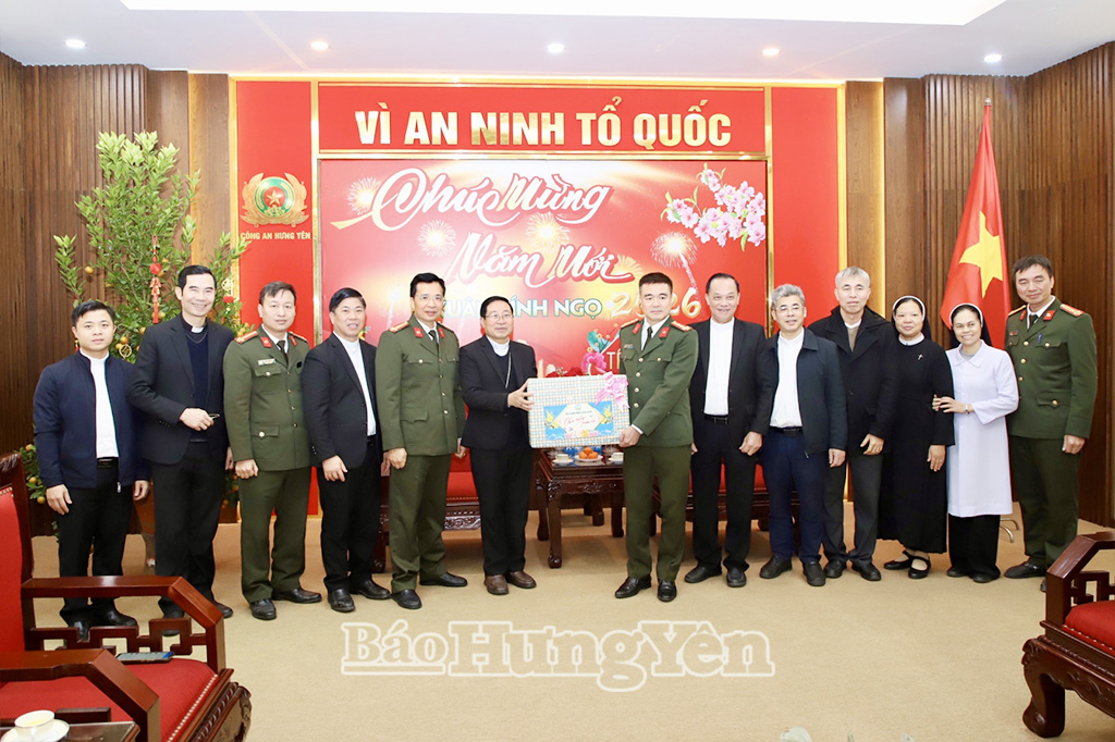 Đoàn đại biểu Tòa Giám mục Giáo phận Thái Bình tặng quà, chúc Tết Công an tỉnh.