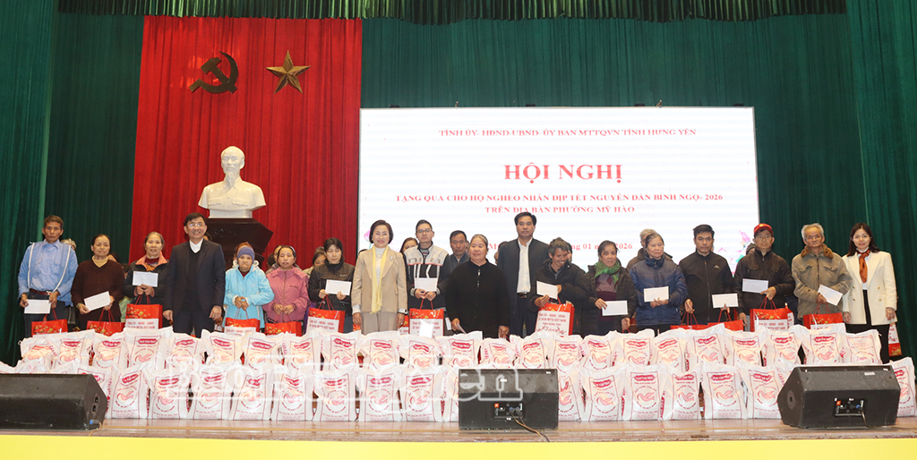 Đồng chí Trần Thị Thanh Thủy, Ủy viên Ban Thường vụ Tỉnh ủy, Bí thư Đảng ủy, Chủ tịch HĐND phường Mỹ Hào cùng các đại biểu tặng quà cho các hộ dân có hoàn cảnh khó khăn tại phường Mỹ Hào.