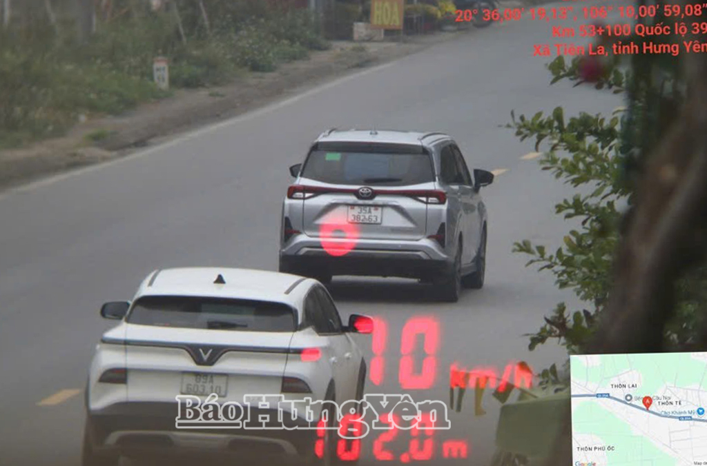 Một xe ô tôvi phạm lỗi chạy quá tốc độ quy định.
