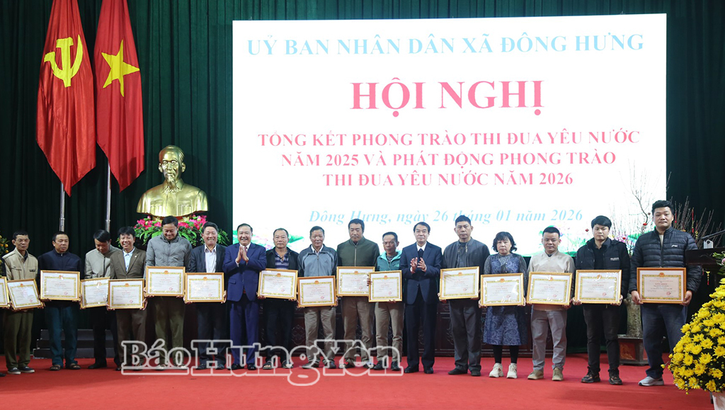 Lãnh đạo xã Đông Hưng khen thưởng các tập thể, cá nhân đạt nhiều thành tích trong các phong trào thi đua yêu nước năm 2025.