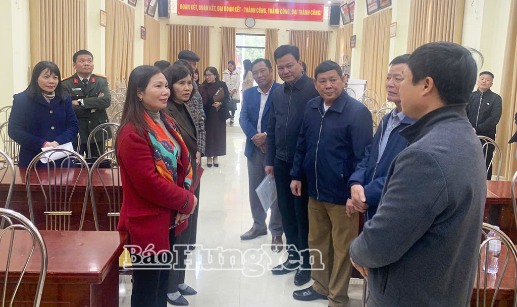 Đồng chí Trần Thị Tuyết Hương, Phó Chủ tịch HĐND tỉnh, Ủy viên Ủy ban Bầu cử tỉnh, Phó Trưởng đoàn kiểm tra số 2 kiểm tra công tác chuẩn bị bầu cử tại xã Yên Mỹ.