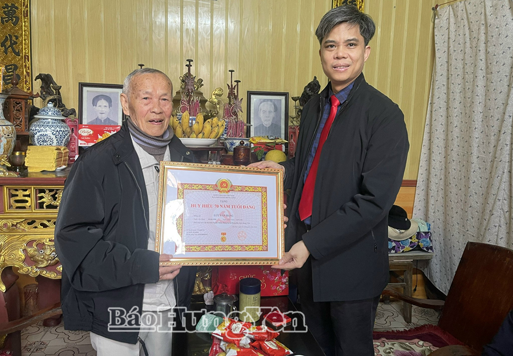 Đồng chí Trưởng ban Tuyên giáo và Dân vận Tỉnh ủy trao Huy hiệu Đảng cho đồng chí Lưu Văn Bằng (thôn Nghĩa Thôn, xã Hưng Hà).