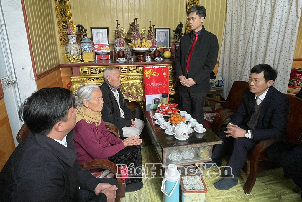 Đồng chí Trưởng ban Tuyên giáo và Dân vận Tỉnh ủy ghi nhận biểu dương những đóng góp to lớn của các đảng viên cao tuổi Đảng.