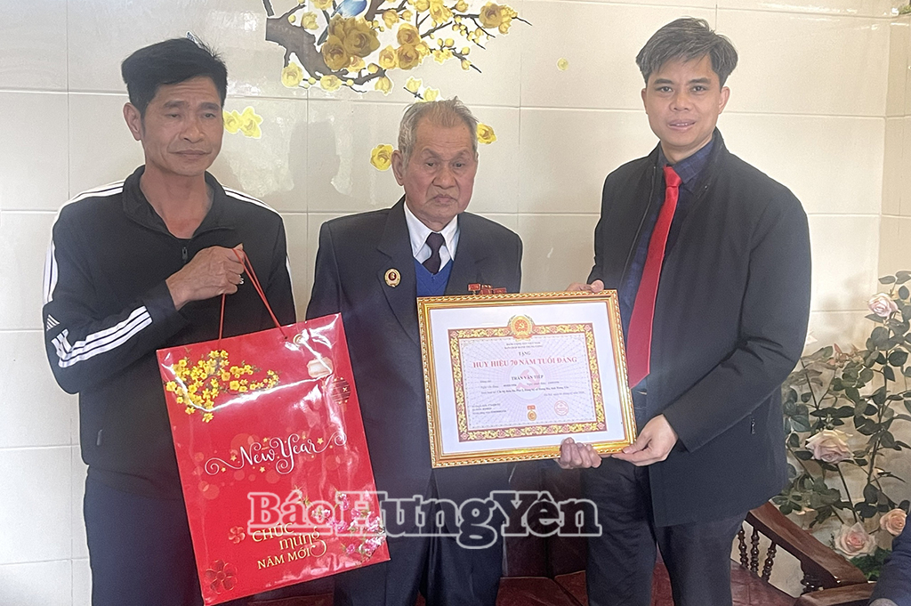 Đồng chí Nguyễn Văn Chiến, Ủy viên Ban Thường vụ, Trưởng ban Tuyên giáo và Dân vận Tỉnh ủy trao Huy hiệu Đảng và tặng quà cho Trần Văn Tiếp (thôn Đa Phú 2, xã Hưng Hà).