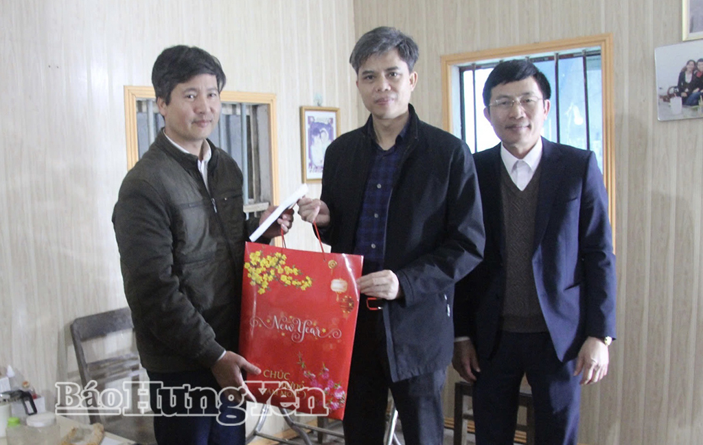 Đồng chí Nguyễn Văn Chiến, Ủy viên Ban Thường vụ, Trưởng ban Tuyên giáo và Dân vận Tỉnh ủy và lãnh đạo xã Hưng Hà trao quà Tết cho thân nhân đồng chí Bùi Xuân Lựu (thôn Vũ Đoài, xã Hưng Hà).