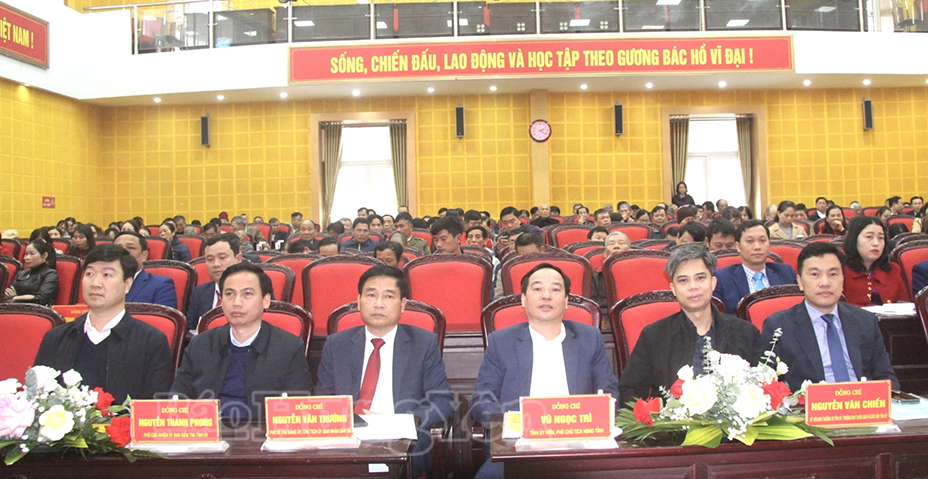 Các đồng chí: Nguyễn Văn Chiến, Ủy viên Ban Thường vụ, Trưởng ban Tuyên giáo và Dân vận Tỉnh ủy; Vũ Ngọc Trì, Phó Chủ tịch HĐND tỉnh và các đại biểu dự hội nghị.