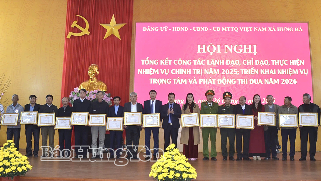 Lãnh đạo xã Hưng Hà trao thưởng cho các tập thể, cá nhân có thành tích xuất sắc.