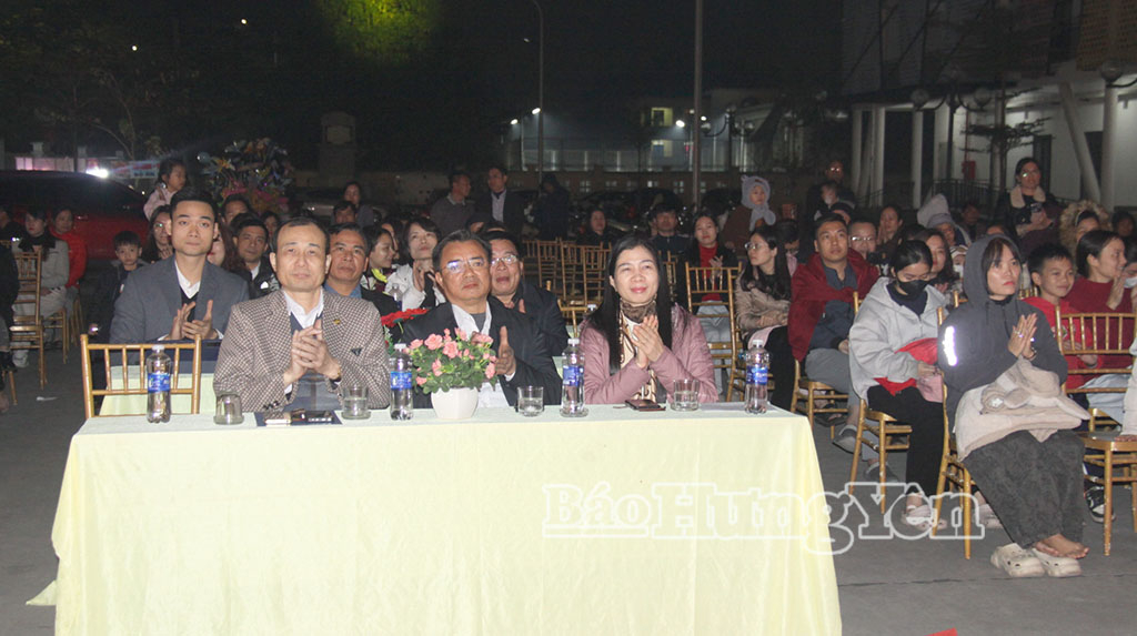 Các đại biểu dự chương trình nghệ thuật.