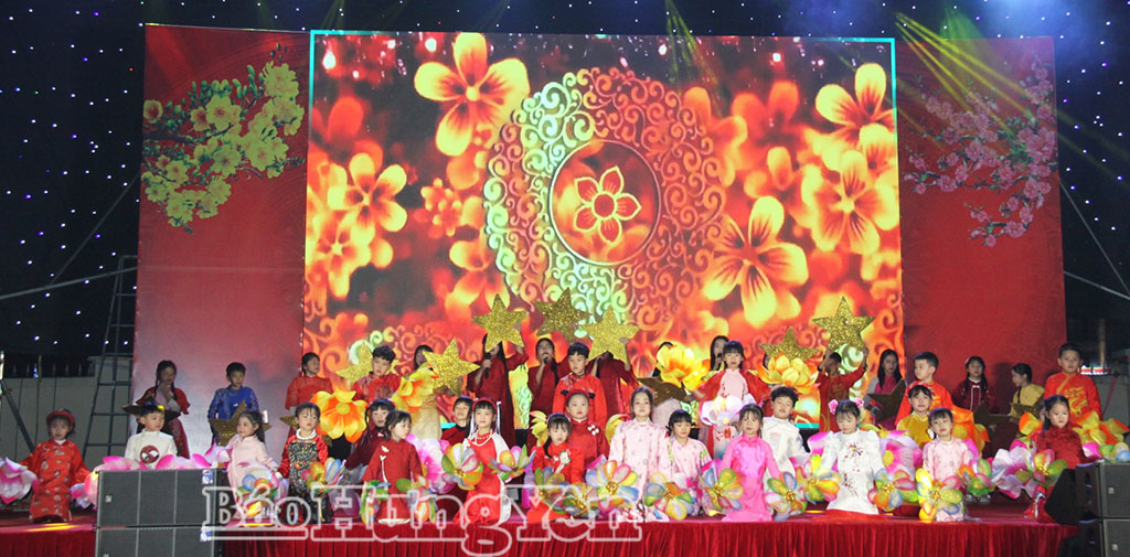 Chương trình nghệ thuật thu hút hơn 500 thanh, thiếu nhi đến từ các câu lạc bộ, đội, nhóm đang sinh hoạt tại Trung tâm Thanh thiếu nhi tỉnh.