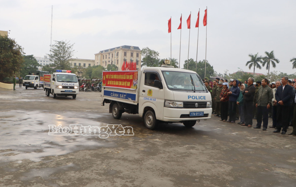 Công an xã cùng các lực lượng ra quân bảo đảm an ninh trật tự trên địa bàn.