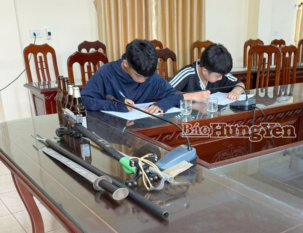 Công dân viết bản tường trình về việc giao nộp vũ khí tự chếtại Công an xã.