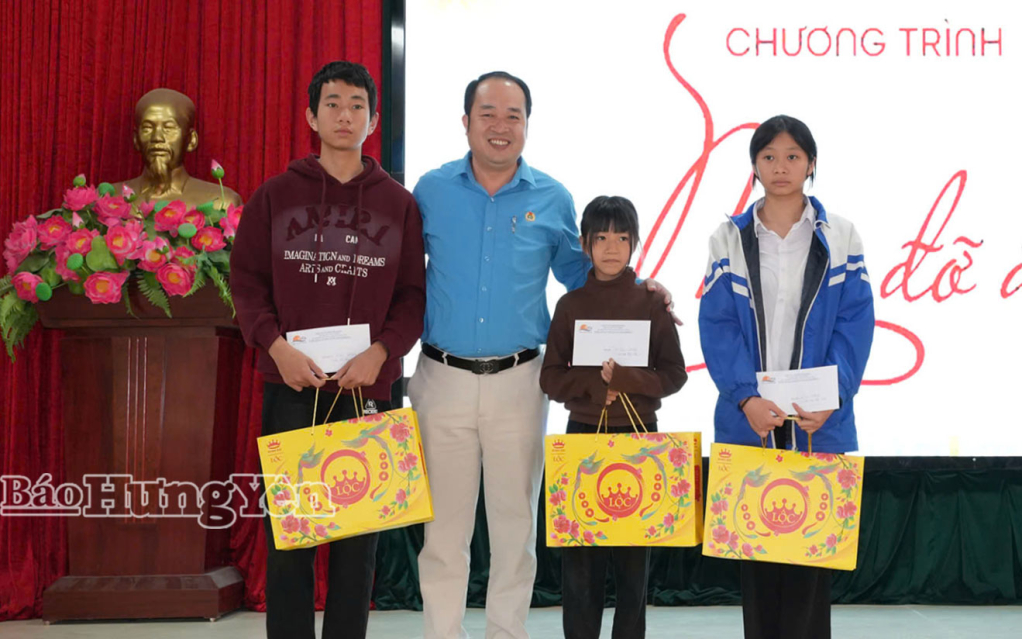 Trẻ em mồ côi có hoàn cảnh khó khăn ở xã Hồng Quang được nhận quà và hỗ trợ từ chương trình